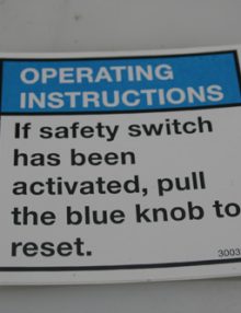 30039831 - LABEL OPERATING INSTRUCTIONS - IF SAFETY SWITCH HAS BEEN ACTIVATED PULL THE BLUE KNOB TO RESET.