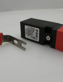 30048608 - SWITCH SAFETY KEY INTERLOCKED 2NC/1NO PG13.5 W/ SPECIALLY DESIGNED RIGHT ANGLE KEY (-13 TO 176 DEG F)