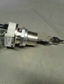 30245890 - SWITCH SELECTOR 30.5MM 2 POSITION 1NO/1NC SPRING RETURN - KEYED W/ AB KEY CODE 45
