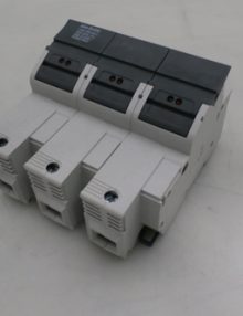 31023251 - FUSE BLOCK 3P CLASS J 600V 30A FINGER SAFE DIN RAIL MOUNT WITH FUSE BLOWN INDICATOR