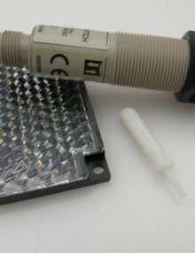 31045987 - KIT SWITCH PHOTOCELL RETROREFLECTIVE BARREL MICRO M12 QD PNP WITH REFLECTOR